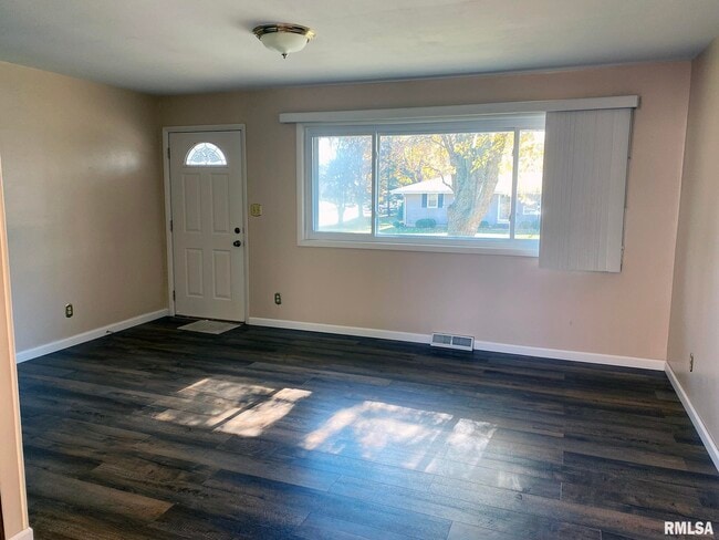 Building Photo - 1829 W Daytona Dr