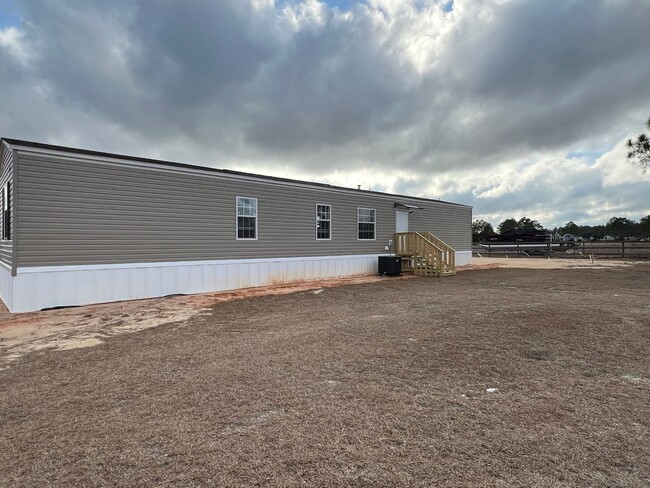 Building Photo - Country Living