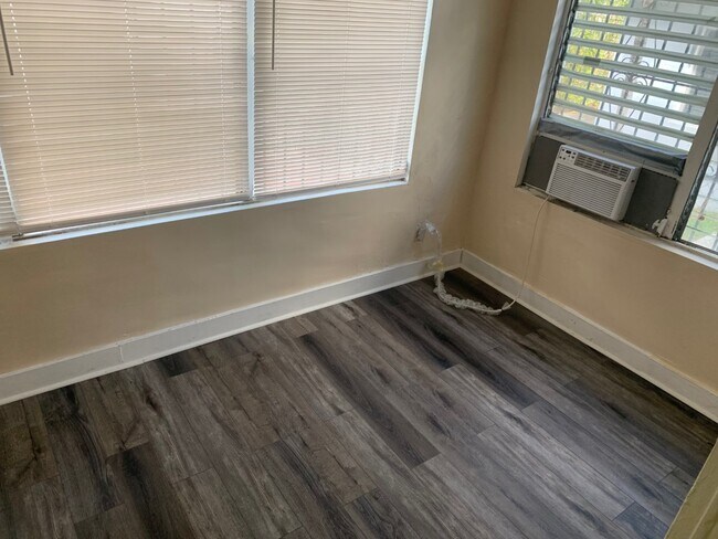 Building Photo - 1135 SW 6th St