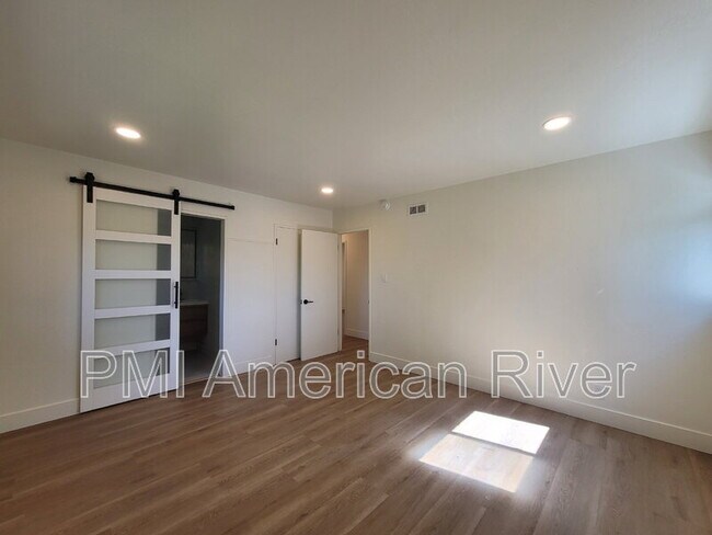 Building Photo - 2462 Town Cir