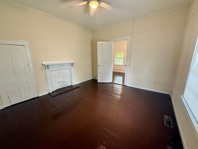 Building Photo - Two Bedroom with Great Screened Porch!