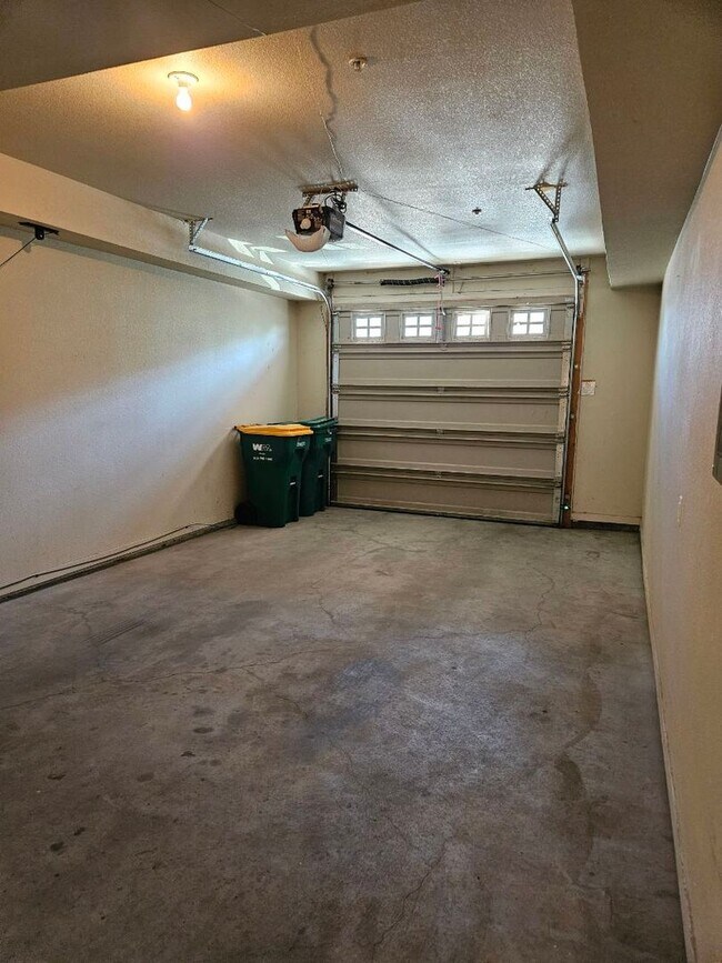 Building Photo - Beautiful 2 Bedroom Condo Avail 9/2