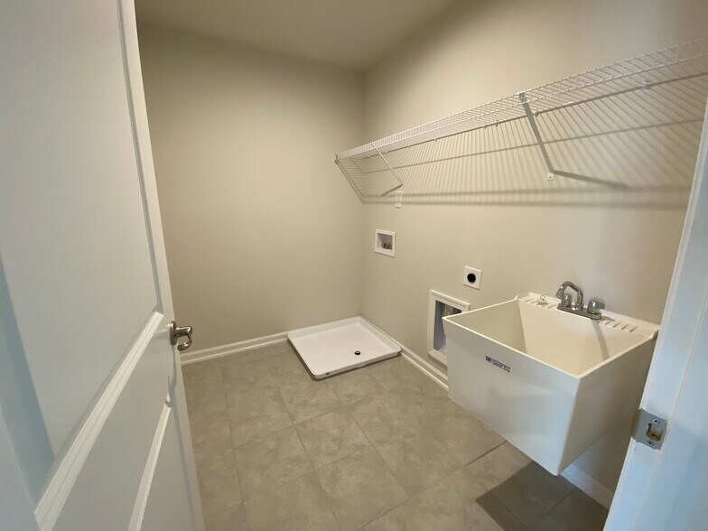 Building Photo - 4843 Randall Rd