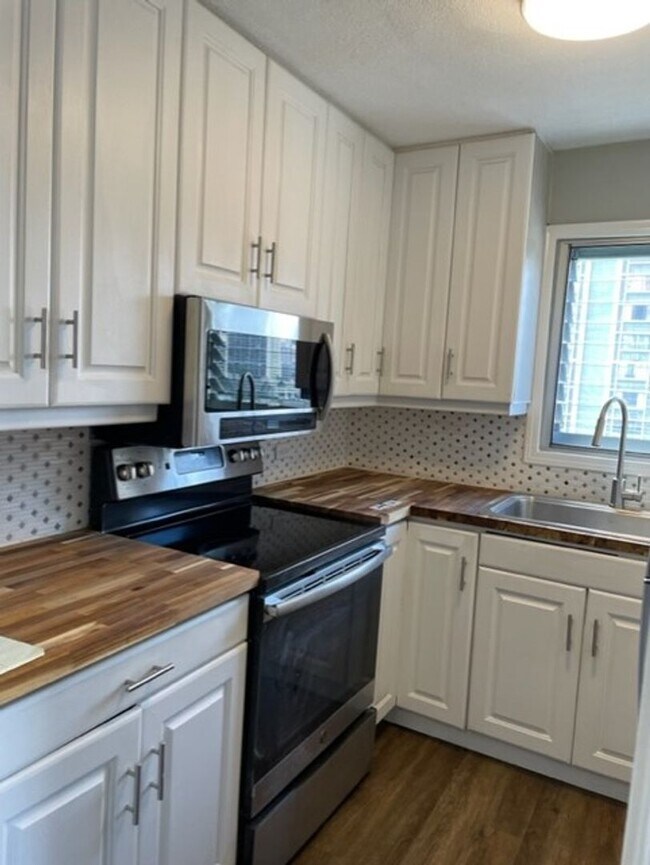 Building Photo - Ala Wai Cove- 2 Bed, 1 Bath with 1 assigne...