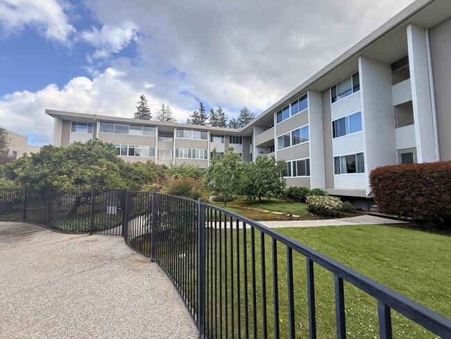 Building Photo - 200 Elm St