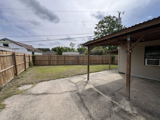 Building Photo - 8725 Fairoaks St