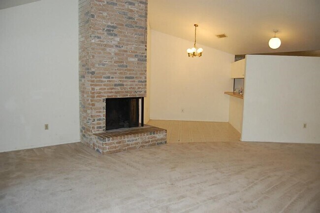 Building Photo - 15926 Pfeiffer Dr