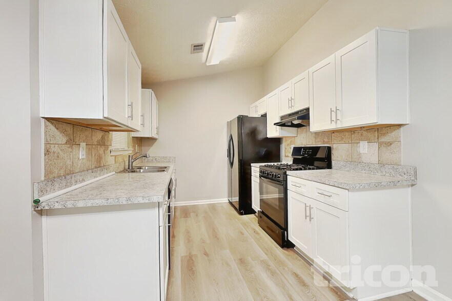 Building Photo - 270 Rosewood Dr