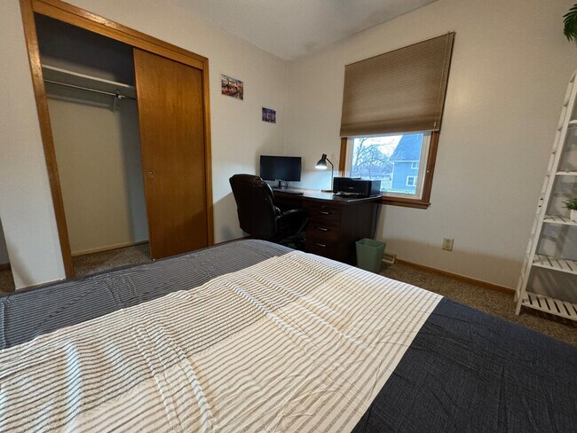 Building Photo - 202 NW Sharmin Dr