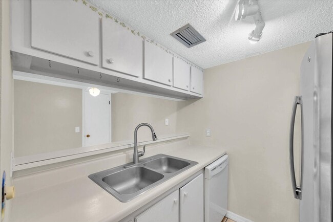 Building Photo - Gated Waterfront Community  1-Bedroom 1.5 ...