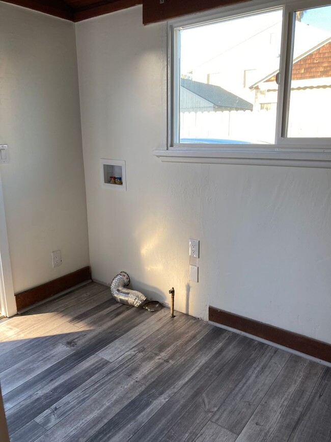 Building Photo - Remodeled Tri-Plex Minutes Away from the Beach!