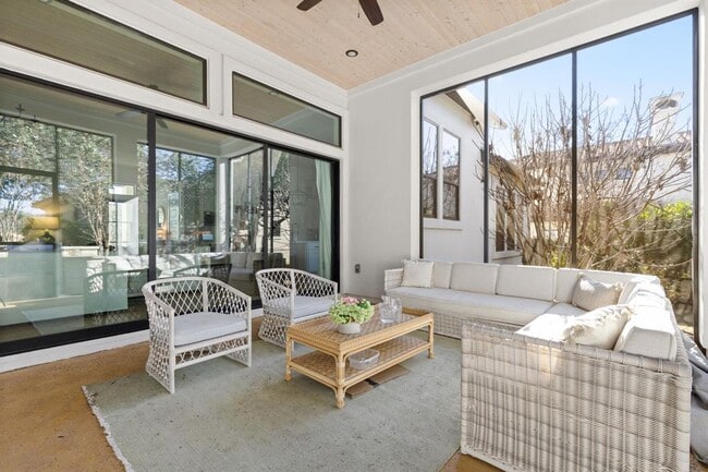 Building Photo - 613 Golden Bear Dr