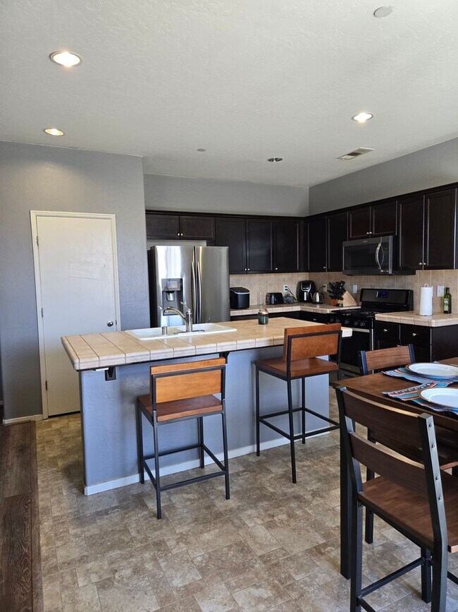 Building Photo - 4 BR 2 BA Availble Nov 18th