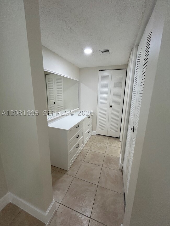 Building Photo - 9733 Westview Dr
