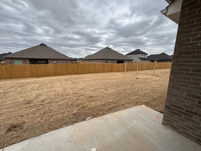 Building Photo - Cozy 4 Bedroom/2.5 Bath Home in a Wonderful Neighborhood