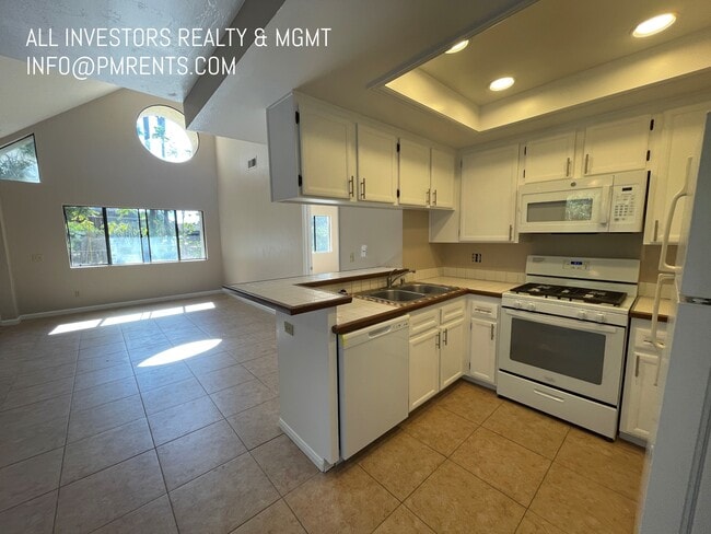 Building Photo - 313 N Melrose Dr