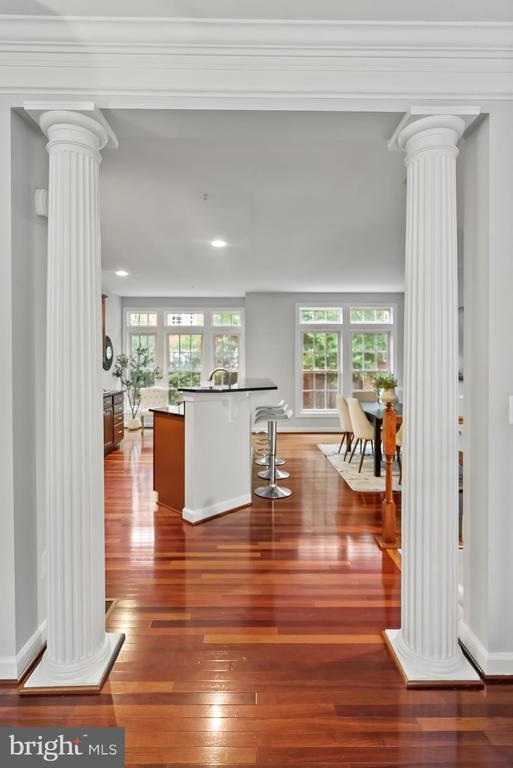 Building Photo - 904 W Glebe Rd