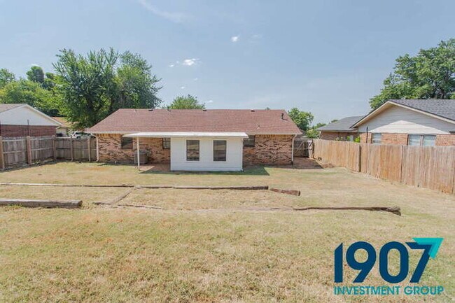 Building Photo - Spacious 5-Bedroom Home in Moore with Rece...