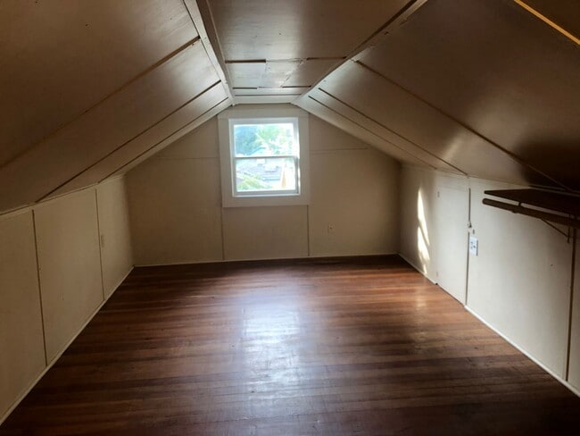 Building Photo - Cute 2 bedroom 1 bathroom farm house!