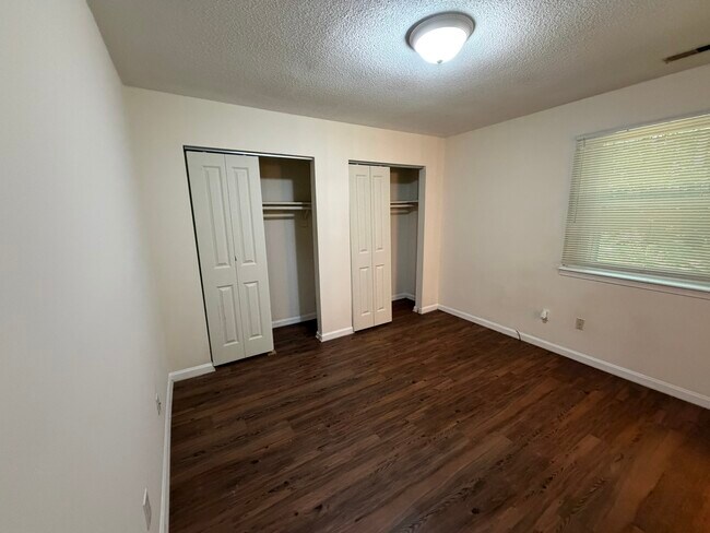 Building Photo - 4832 Hollenden Dr