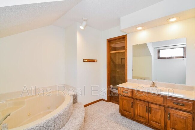 Building Photo - 322 NE Lincoln St