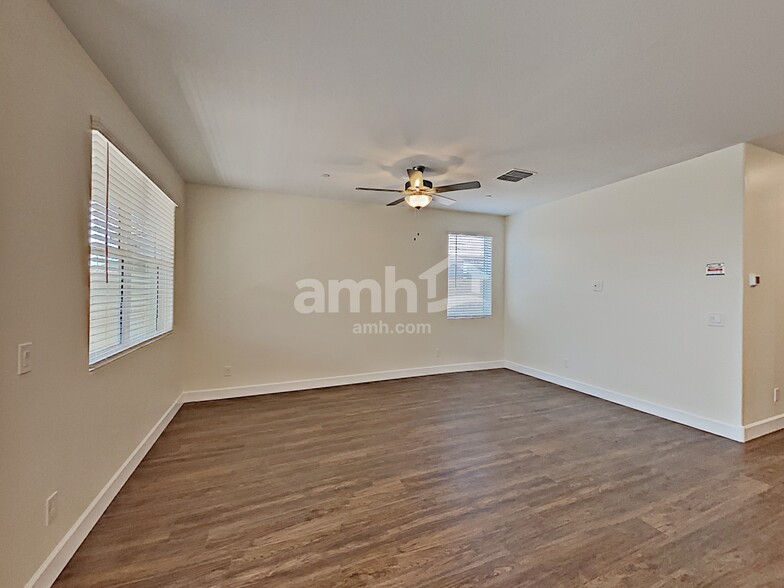 Building Photo - 5927 W Larkspur Dr
