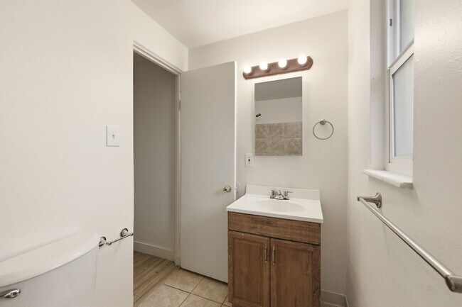 Building Photo - Remodeled 1 Bedroom 1 Bathroom with Easy Access  to Aurora Central and Downtown Denver!