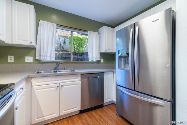 Building Photo - Immaculate 3bd/2.5 SF Home With Upstairs O...
