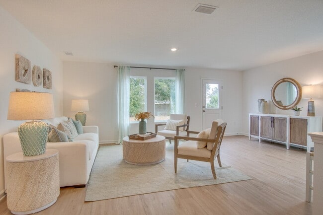 Building Photo - Spacious 4BR/2BA Home in Eagles Ridge – High-Speed Internet Included – Military Deposit Special