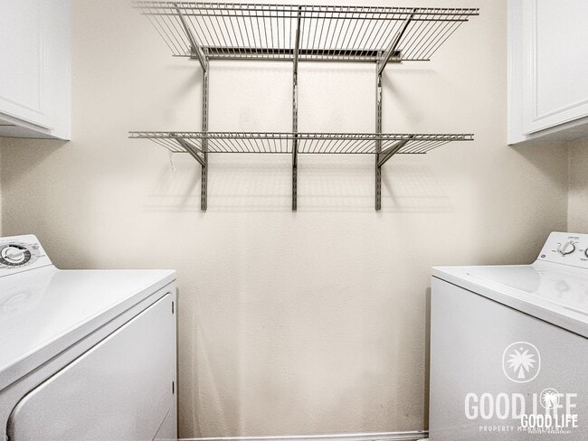 Building Photo - Gorgeous 2 Bed/2 Bath Condo in a Quiet, Charming Community