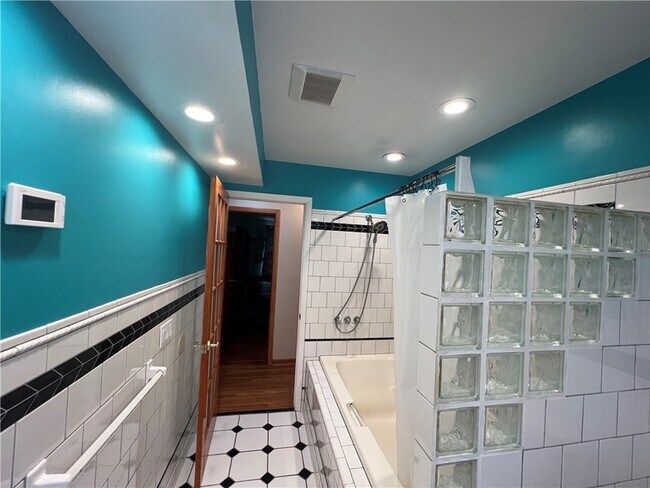 Building Photo - 340 Campbell Rd