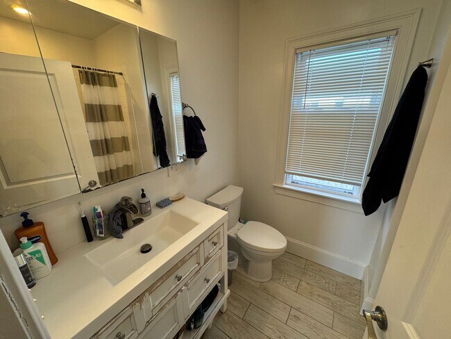Building Photo - In-Unit Laundry, Central Heat/AC, Parking ...
