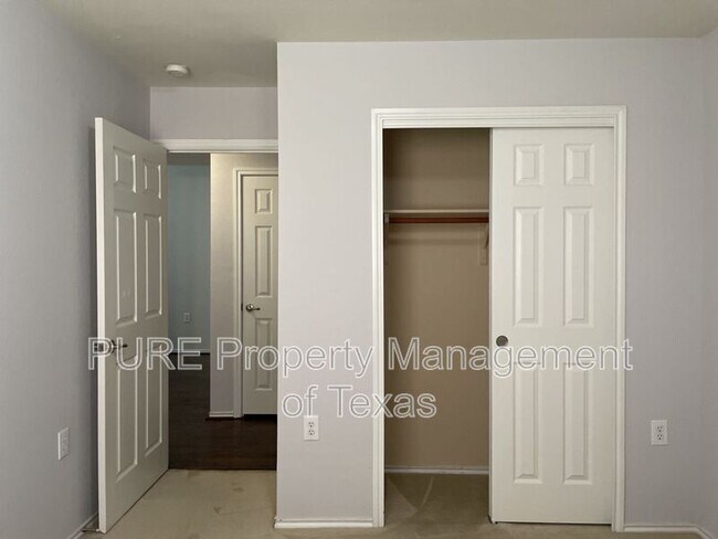 Building Photo - 9005 Sun Shower Bend