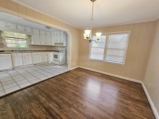 Building Photo - 605 Green Acres Rd