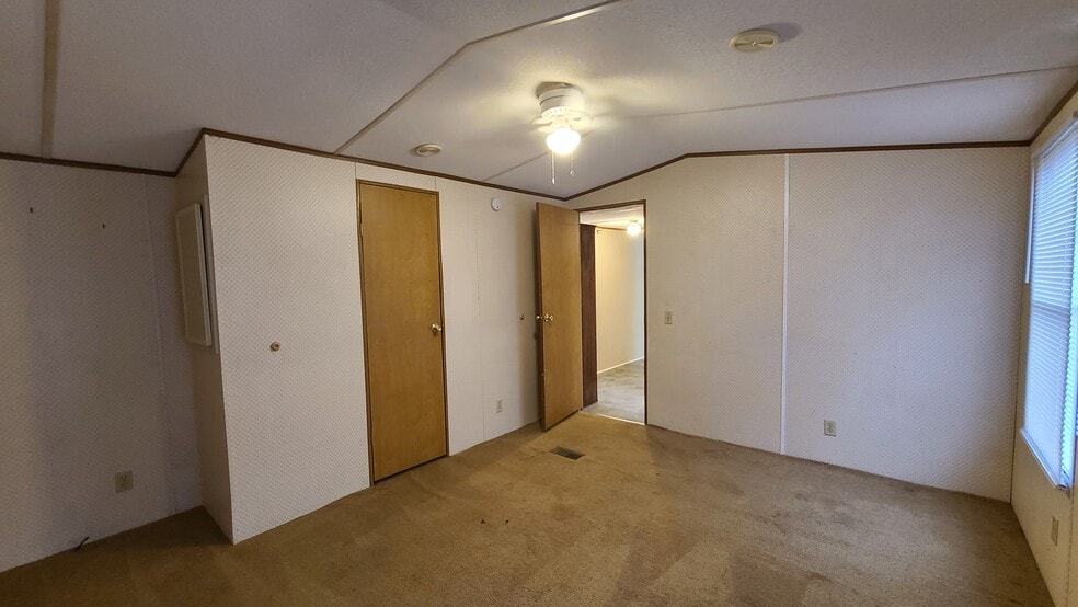 Building Photo - 77 Saturn Ln
