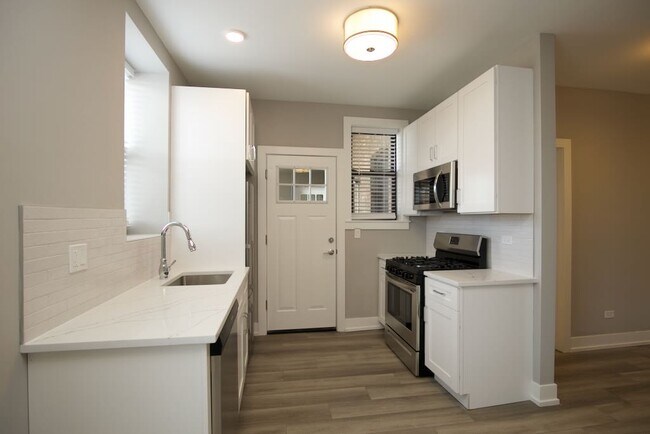 Building Photo - 3948.5 N Janssen Ave