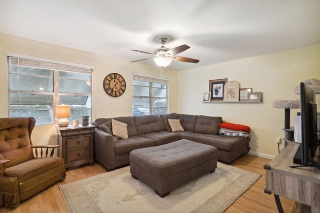 Large Living Room - 614 N 7th St