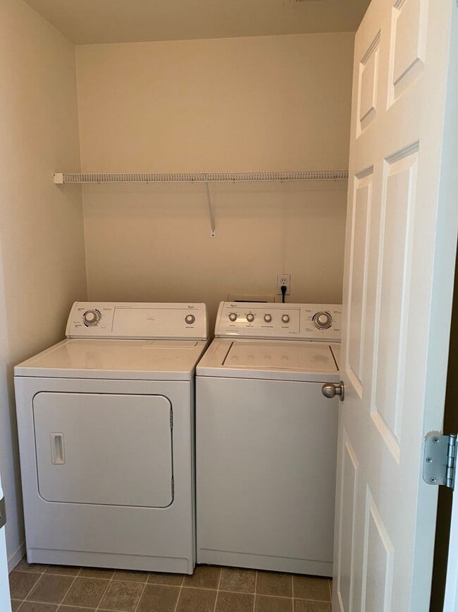 Building Photo - Fantastic Townhome close to Nike