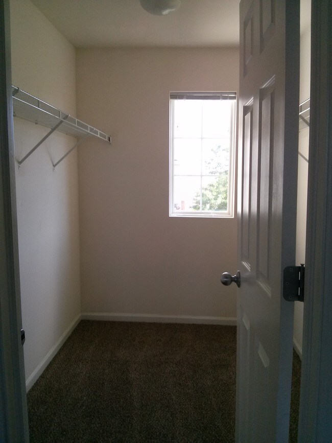 Building Photo - 1401 Millbrook Dr