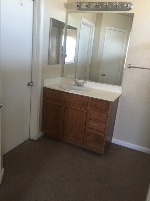 Building Photo - 2366 S Rock Creek Dr