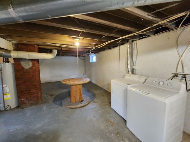 Building Photo - 3 Bedrooms, 1.5 Bath Brick Bungalow with Basement & Large Yard.  Close to UofL.