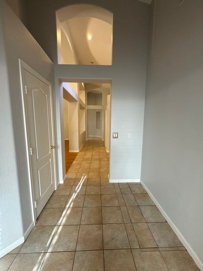 Building Photo - Upgraded home in Glendale with Pool