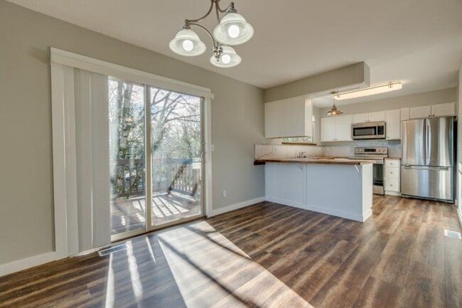 Building Photo - Updated 3 Bedroom, 1.5 Bathroom Duplex in ...