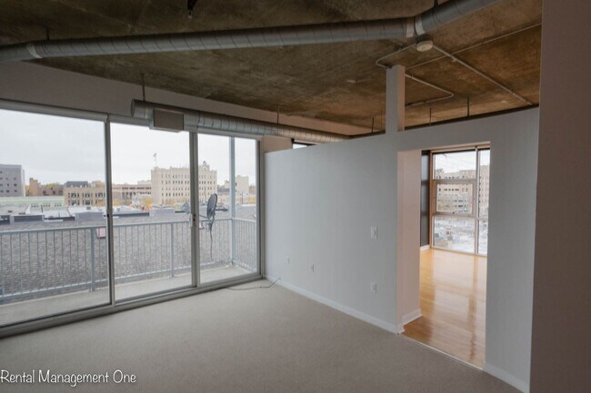 Building Photo - Downtown ROYAL OAK LIVING - 2 bed/2 bath - A CORNER WITH A VIEW!