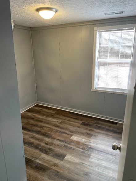 Building Photo - 830 W 5th St