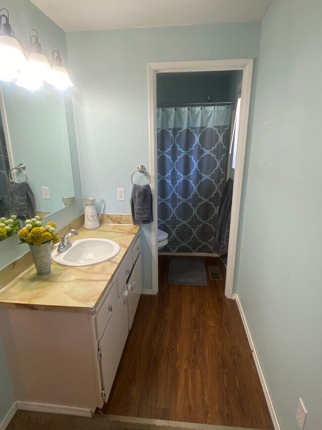 Building Photo - Beautifully Maintained 3 Bedroom 2 Bath Home with Garage and Fenced Yard! Pets Welcome!