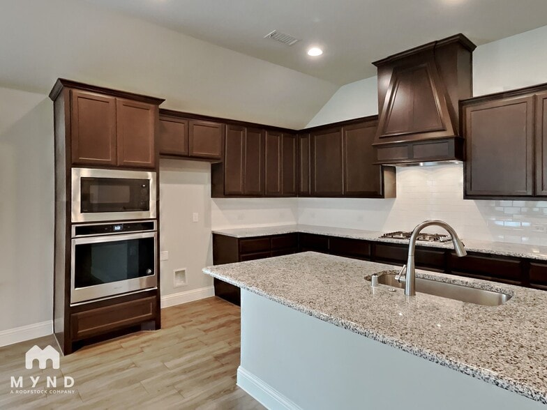 Building Photo - 544 Bradley Dr