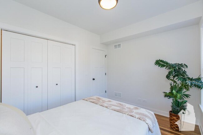 Building Photo - 1 bedroom in Chicago IL 60625