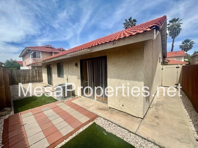 Building Photo - 1423 Willow Tree Ln