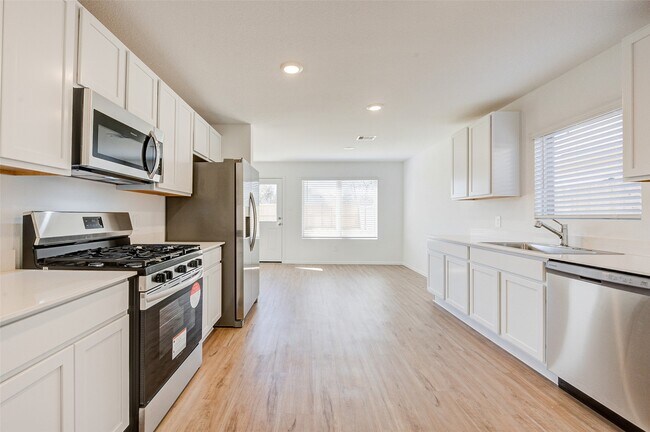 Building Photo - 17827 Pemswood Dr